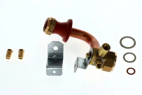 Rücklaufrohr von Bosch mit rotem Kunststoffansatz, messingfarbenen Verbindungsstücken, montierbarem Halter und Dichtungsringen in verschiedenen Größen.